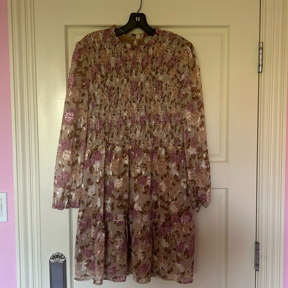 Elegant long sleeve floral dress with elastic detail on the top half